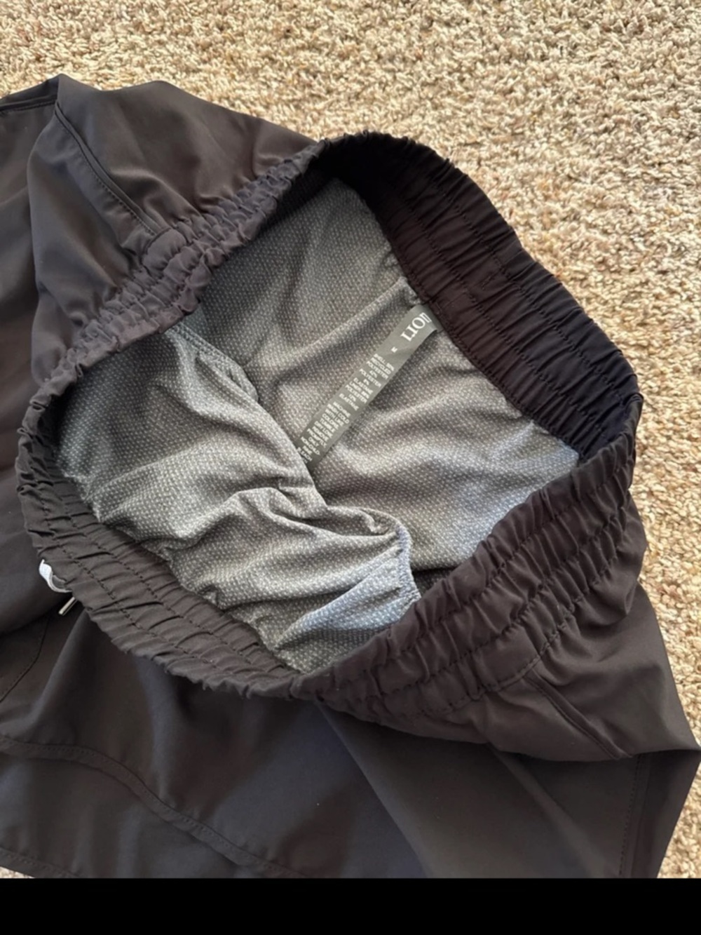 Vuori Clementine 2.0 Short 4" in Black 
size Medium - Picture 8 of 12